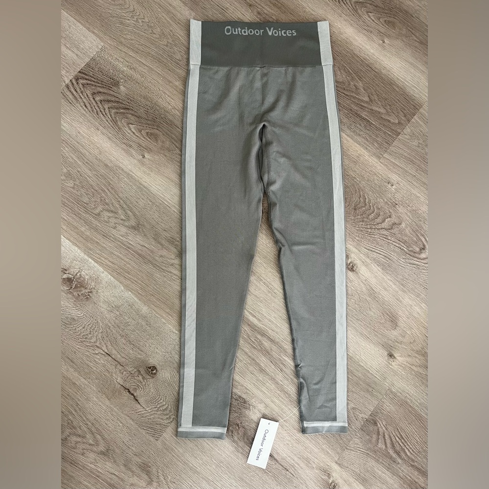 NWT Outdoor Voices Women’s Small Graphite/ Dove Seamless Smooth 7/8 Leggings
